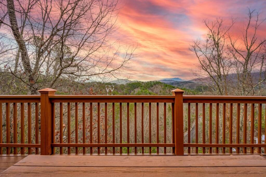Over The Mountain - Smoky Mountain View Cabin Севьервилл Экстерьер фото